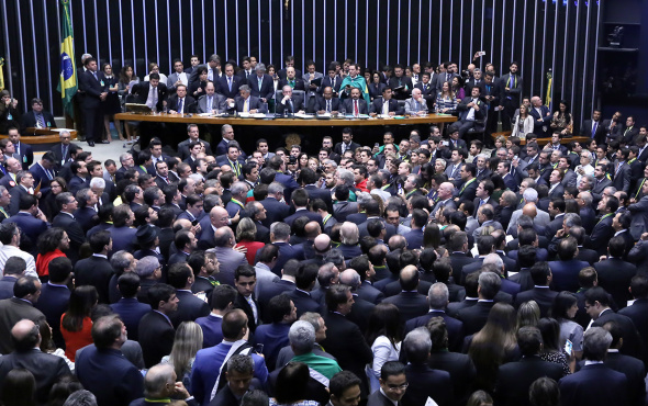 Câmara analisa pedido da AGU para anular sessão do impeachment Deputados votam durante sessão do impeachment da presidente Dilma Rousseff na Câmara dos Deputados / Foto: Divulgação