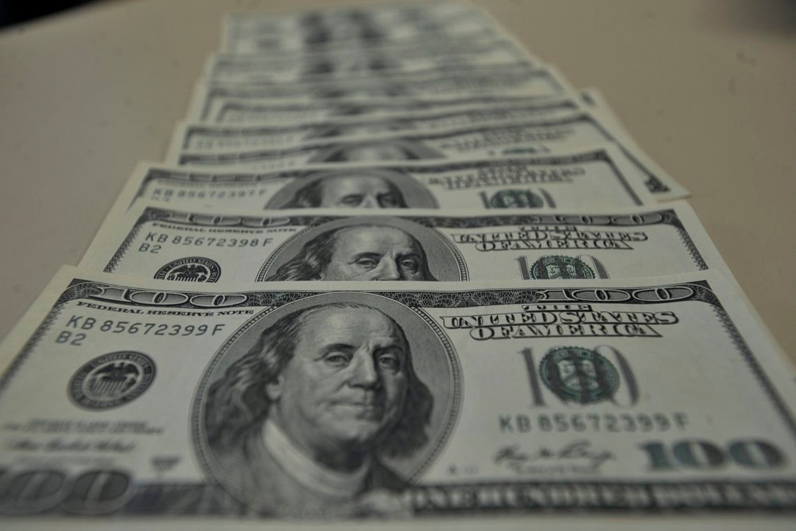 Dólar abre em alta cotado a R$ 3,70