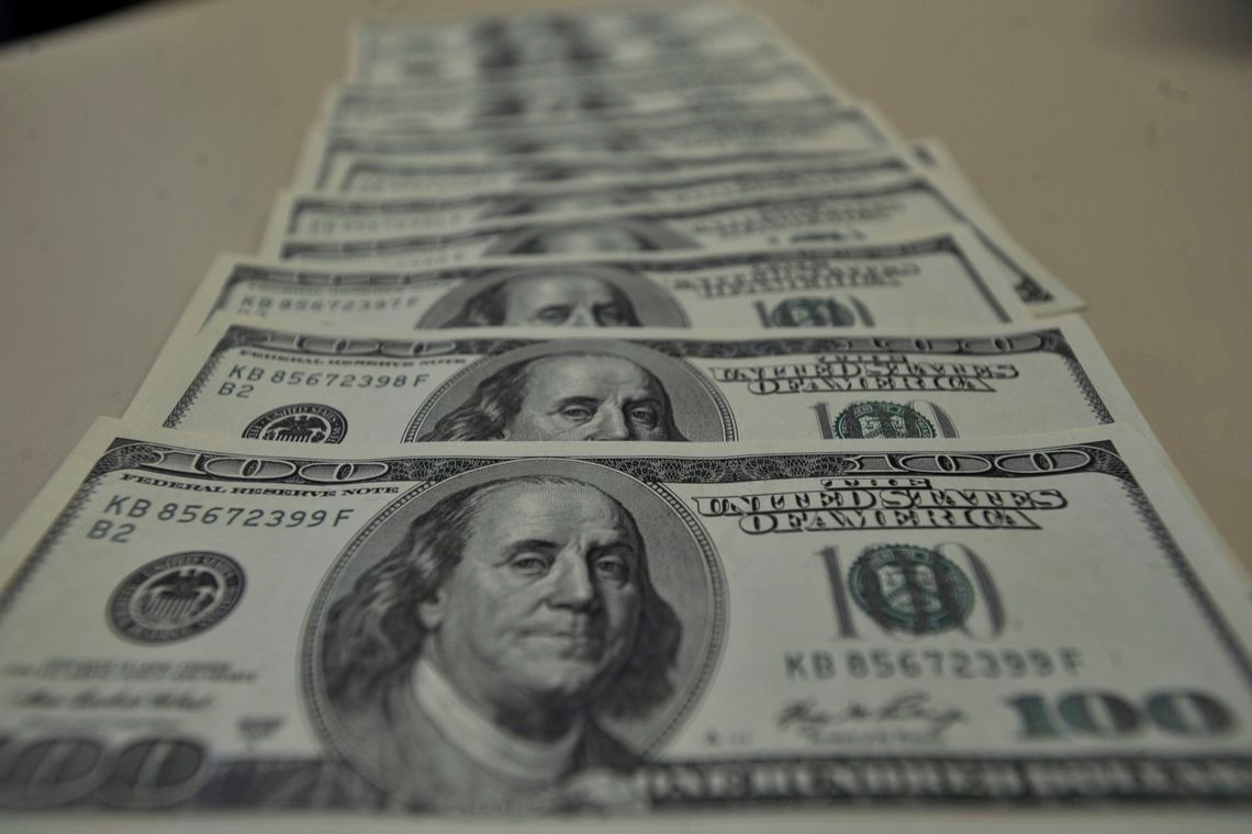 Dólar abre em alta cotado a R$ 3,70 Dólar abre em alta cotado a R$ 3,70