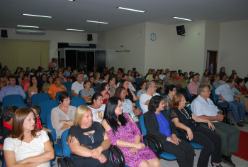 Com o plenário lotado, os vereadores homenagearam mulheres que são destaques no municípioFoto: Moreira Produções