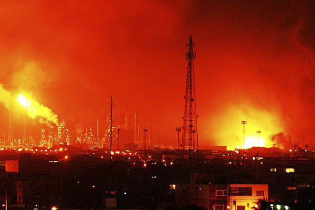 Dezenove pessoas morreram em explosão na maior refinaria da Venezuela. (Foto: Daniela Primera/AP)
