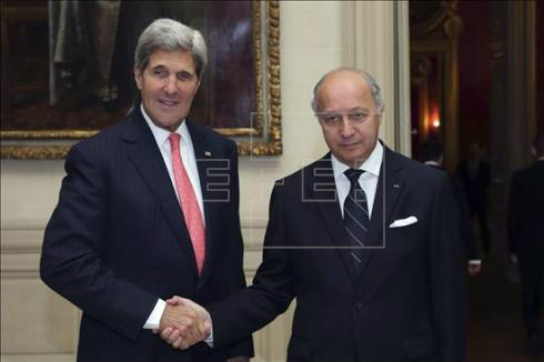 O ministro das Relações Exteriores da França, Laurent Fabius (à direita) e o secretário de Estado americano, John Kerry (à esquerda). EFE 