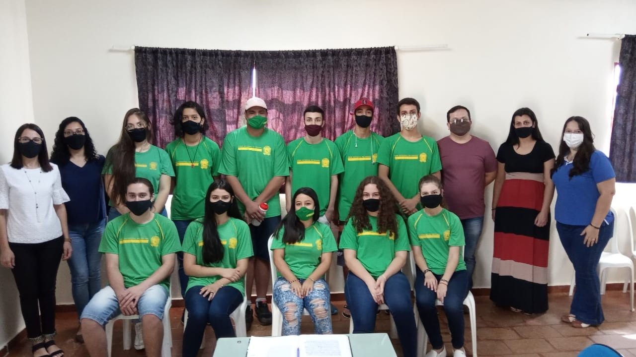 Alunos da escola estadual Fernando Correa da Costa ao lado de da diretora Cassiana Melissa e alguns professores / Foto: Arquivo Pessoal