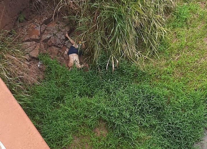 Homem é encontrado morto sob a ponte do Rio Panduí, em Amambai Foto que circula nas redes sociais sobre o ocorrido. A identidade da vítima ainda é desconhecida / Foto: Divulgação - Redes Sociais