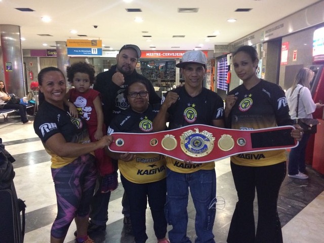 Punho de Aço é recebido pela família e amigos no aeroporto internacional de Campo Grande (Foto: Priscilla Calunga/TV Morena)