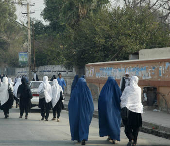 Mulheres nas ruas de Jalalabad. Foto: ONU/Fardin Waezi