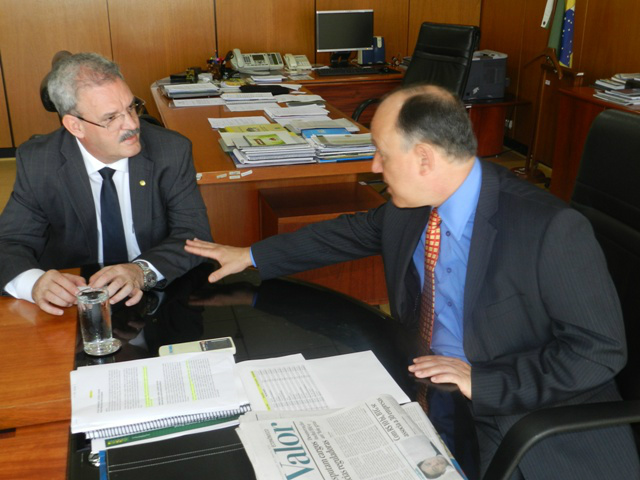 Deputado Geraldo Resende em audiência com o ministro Pepe Vargas.