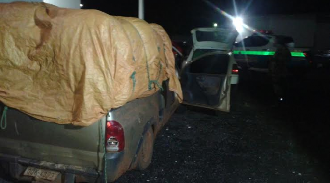 PMA apreende dois veículos carregados de cigarros, toalhas e tapetes