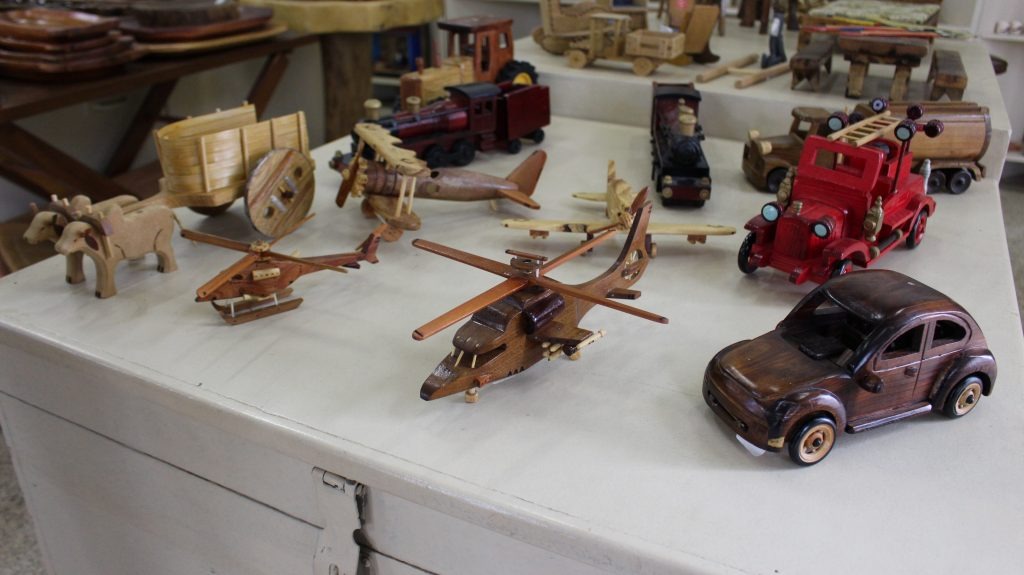 Casa do Artesão comercializa brinquedos regionais para o Dia das Crianças