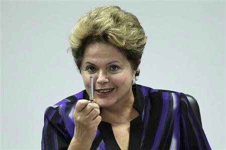 Quem tem que fazer campanha é quem quer meu lugar, diz Dilma Quem tem que fazer campanha é quem quer meu lugar, diz Dilma