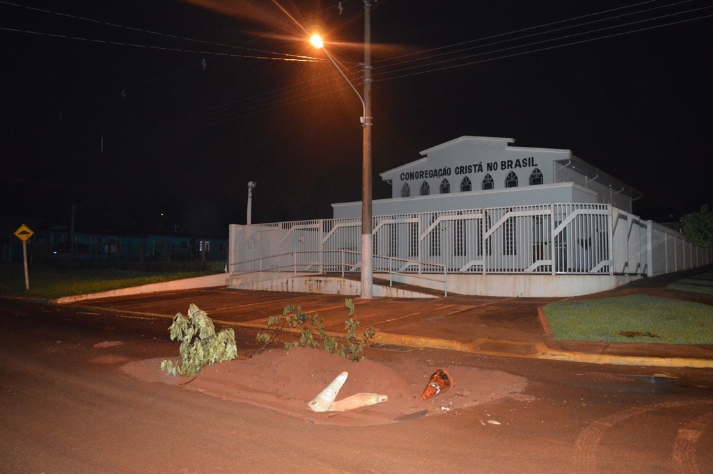 Vereador cobra manutenção de cratera em frente ao templo religioso / Foto: Moreira Produções