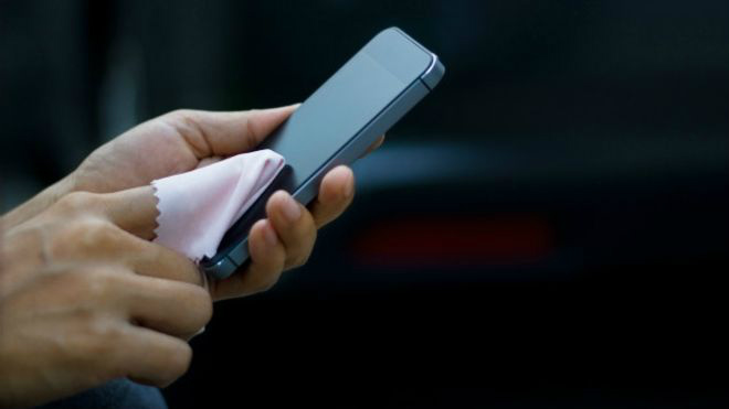 Limpar a tela do celular demanda cuidados