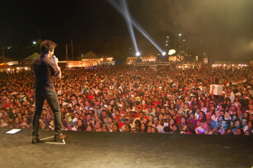Expobai 2010: uma festa para não esquecer Lotação máxima do Parque de Exposições no sábado, 11, durante o show de Hugo & Tiago.
