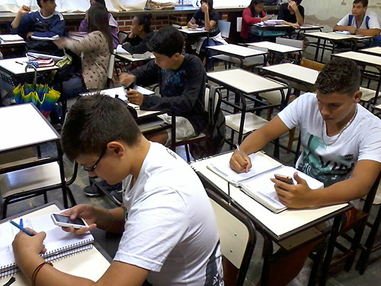 Celular é ferramenta de leitura e de aprendizagem de história