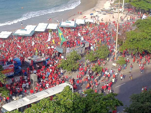 Protesto dos bombeiros no Rio atrai cerca de 27 mil, diz PM