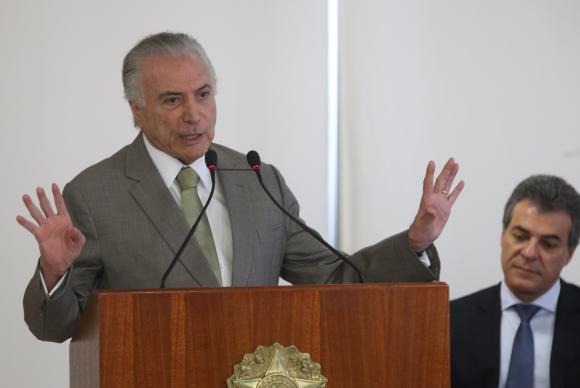 Temer diz que jamais desistirá da reforma da Previdência Brasília - O presidente Michel Temer participa da assinatura de contratos do Programa Saneamento para Todos -Antônio Cruz/Agência Brasil