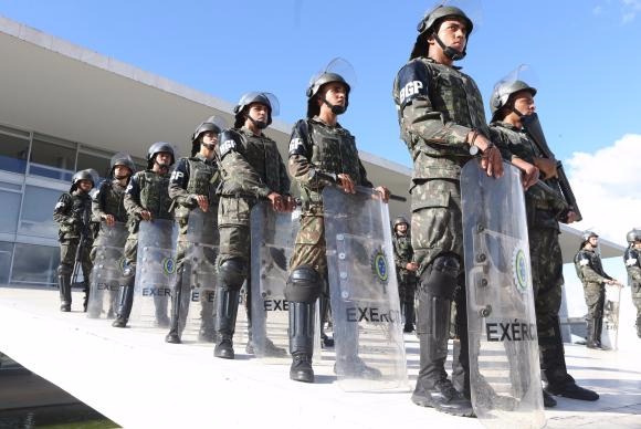 Forças Armadas começam a deixar Esplanada dos Ministérios Militares reforçaram segurança no Palácio do Planalto durante manifestação contra governo federal na Esplanada dos Ministérios Valter Campanato/Foto: Divulgação