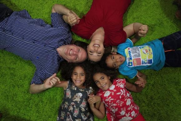 Os trigêmeos Caio, Camila e Carla foram adotados com dois anos e meio pelo casal Jeferson Seidler e Silvana Kronemberger Arquivo pessoal