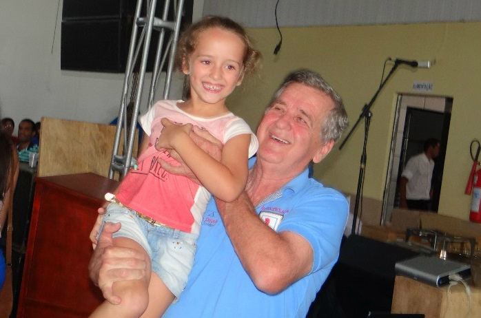 1ª Ação entre Amigos do Rotary Club de Amambai Alteris Fistarol e sua filha Alice, os ganhadores do Fiat Pálio 0 km.