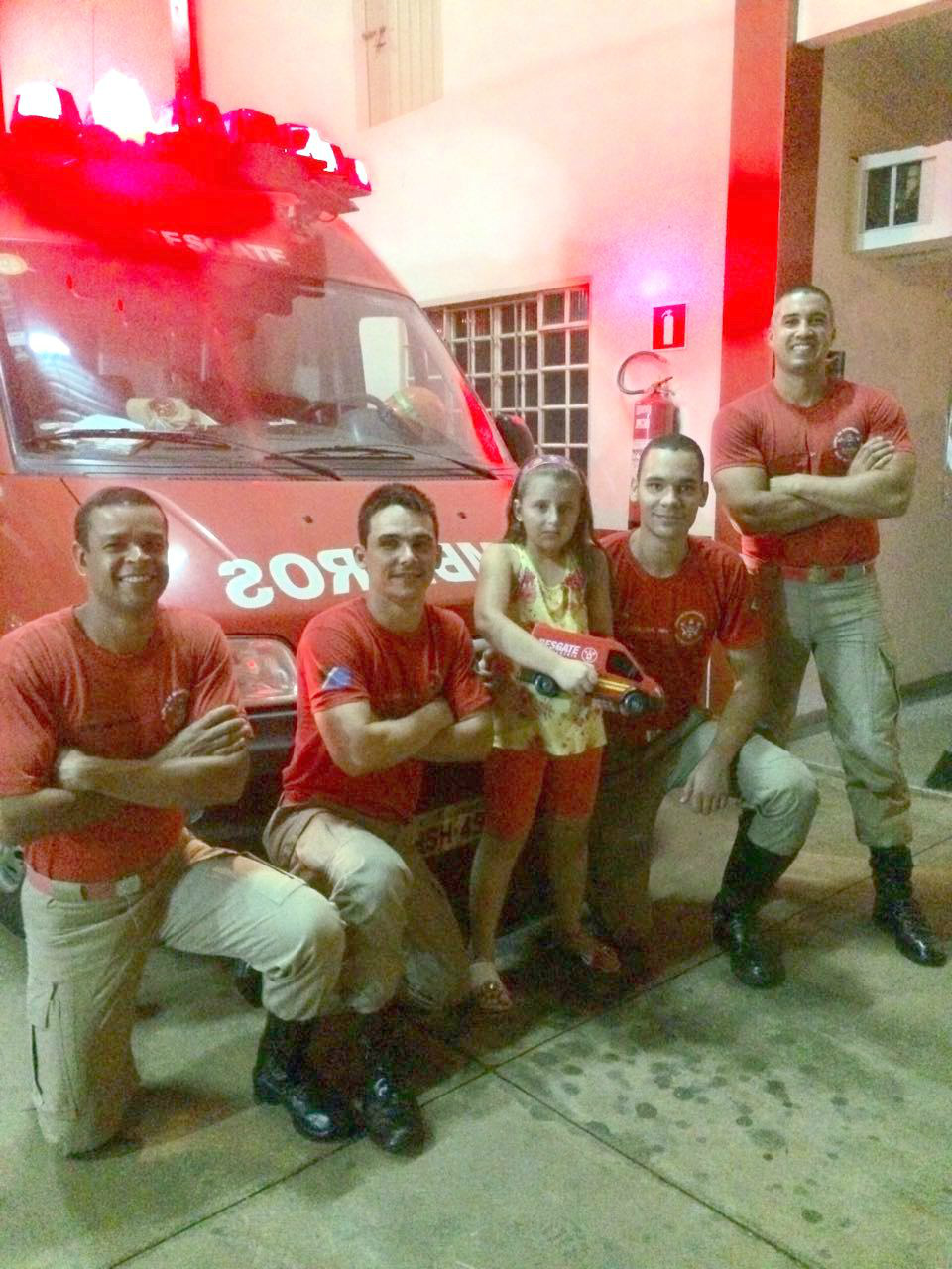 Bombeiros Militar em Amambai recebe visita de menina que sonha ser bombeira Bombeiros Militar em Amambai recebe visita de menina que sonha ser bombeira