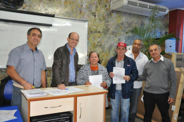Prefeitura de Amambai regulariza imóveis do conjunto Alcindo Franco Machado Prefeito Sergio Barbosa, o secretário municipal da Cidade, José Luiz Karasek e os vereadores Carlinhos e Anilson Prego, durante a entrega de títulos aos moradores / Foto: Assessoria