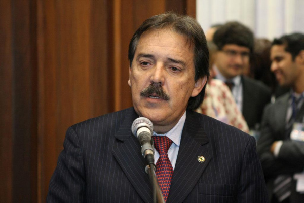 Deputado Arroyo decide enfrentar André e disputar com Marisa a vaga no TCE/MS Deputado Arroyo decide enfrentar André e disputar com Marisa a vaga no TCE/MS