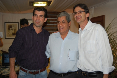Expobai 2010: uma festa para não esquecer Christiano Bortolotto (E), André Puccinelli e Dirceu Lanzarini: parcerias em prol do sucesso da Expobai.