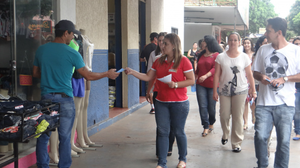 Procurador é pela legalidade da greve dos servidores da educação de Amambai Professores informando a população os motivos da paralisação ocorrida no ano passado / Foto: Assessoria
