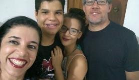 Adoção de crianças devolvidas exige reconstrução de laços A psicóloga Lúcia Soares com o casal adotivo de gêmeos Alan e Alana, de 15 anosLúcia Soares/Arquivo pessoal