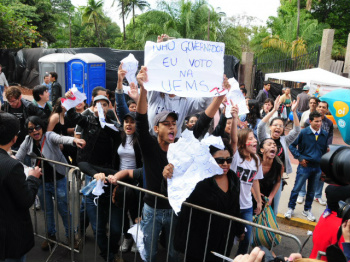 Durante desfile, acadêmicos da UEMS protestam contra corte de 20% no orçamento