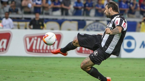 Com gol no fim, Atlético vence Cruzeiro e vai à decisão do Mineiro Lucas Pratto marca duas vezes e garante o Atlético-MG na final do Campeonato Mineiro