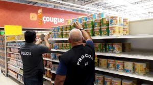 Ações 2017: Procon Estadual realizou mais de 690 fiscalizações no MS este ano Equipe em campo em um dos supermercados fiscalizados. Foto: Procon