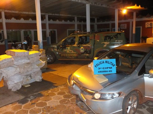 Veículo Honda e maconha apreendida pela PM na noite desta terça-feira em Amambai. Foto: Sérgio da Luz.