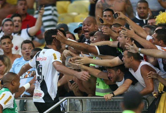 De pênalti, Gilberto coloca o Vasco na final do Carioca