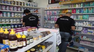 Ações 2017: Procon Estadual realizou mais de 690 fiscalizações no MS este ano Atuação dos agentes do Procon em uma das muitas farmácias fiscalizadas. Foto: Procon