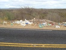 Lixo jogado nas estradas paulistas enche 10 mil caminhões por ano