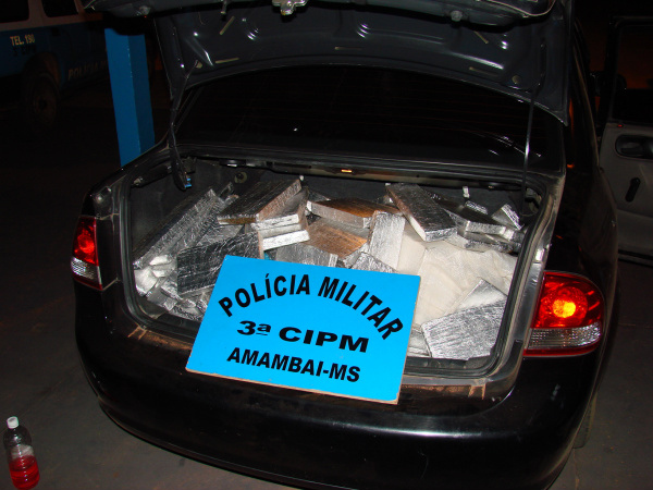 A polícia apreendeu 173 k da droga, que era transportada em um Classic, placas de Juquiá-SP.