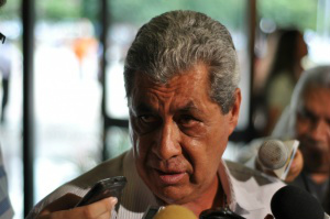 Professor que parar terá que repor aulas, avisa governador