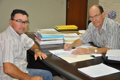 Prefeitura de Amambai assina ordem de serviço para construção de Pista de Skate Diretor da Perfil Engenharia, Luiz Carlos, eo prefeito Sergio Barbosa assinam ordem de serviço / Foto: Assessoria