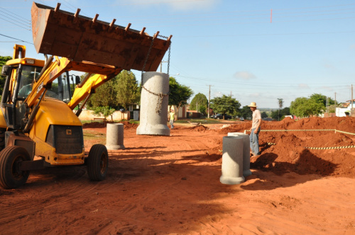 Prefeitura executa obras de drenagem e asfalto nas vilas Fioramonte e Mariana Prefeitura executa obras de drenagem e asfalto nas vilas Fioramonte e Mariana