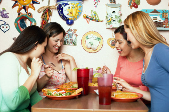 Comer fora de casa com frequência pode representar quilos a mais