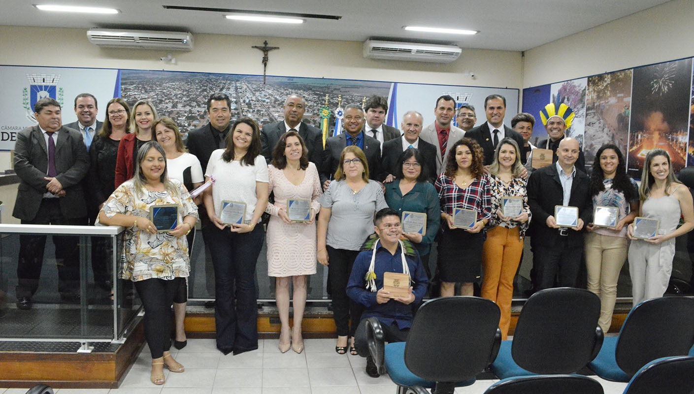 Cada parlamentar homenageou um professor da rede de ensino de Amambai  / Foto: Assessoria
