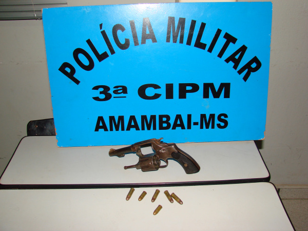 o homem portava um revólver calibre 32, com seis munições ainda intactas.
