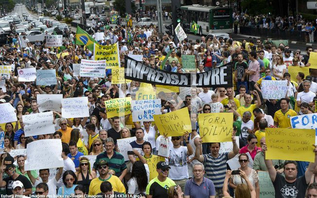 Manifestantes se reúnem na Avenida Paulista para pedir impeachment de Dilma Manifestantes se reúnem na Avenida Paulista para pedir impeachment de Dilma