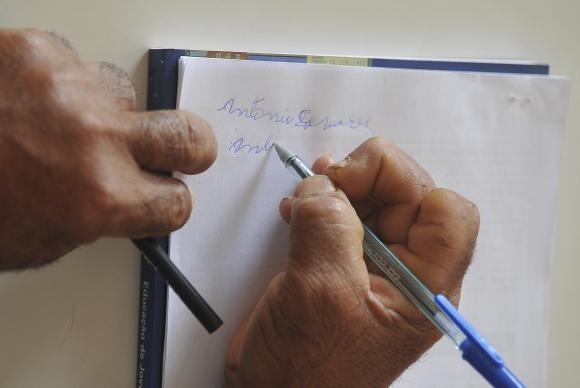 A taxa de analfabetismo para as pessoas pretas ou pardas (9,9%) - nomenclatura usada pelo IBGE - foi mais que o dobro da observada entre as pessoas brancas (4,2%) em todas as regiões do país - Arquivo Agência Brasil