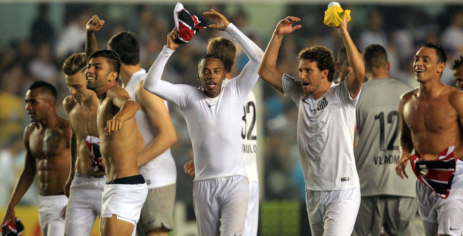 Santos bate São Paulo e vai decidir sua 7ª final seguida do Paulista Santistas comemoram a sétima final seguida de Campeonato Paulista