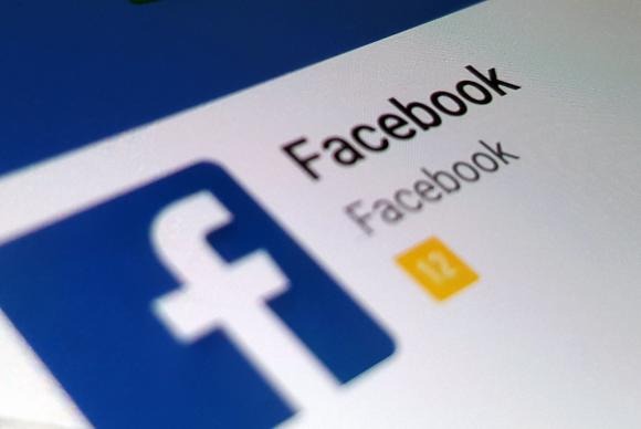 O que diz o Facebook em relação às fake news De acordo com a rede, uma atualização no Feed de Notícias foi feita para reduzir a distribuição de matérias com manchetes caça-cliques ou para sites com conteúdo de baixa qualidadeDivulgação