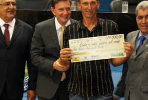 O maior empréstimo a ser liberado no evento contempla um piscicultor de Mundo Novo, João Alceri Borke - Foto Rachid Waqued