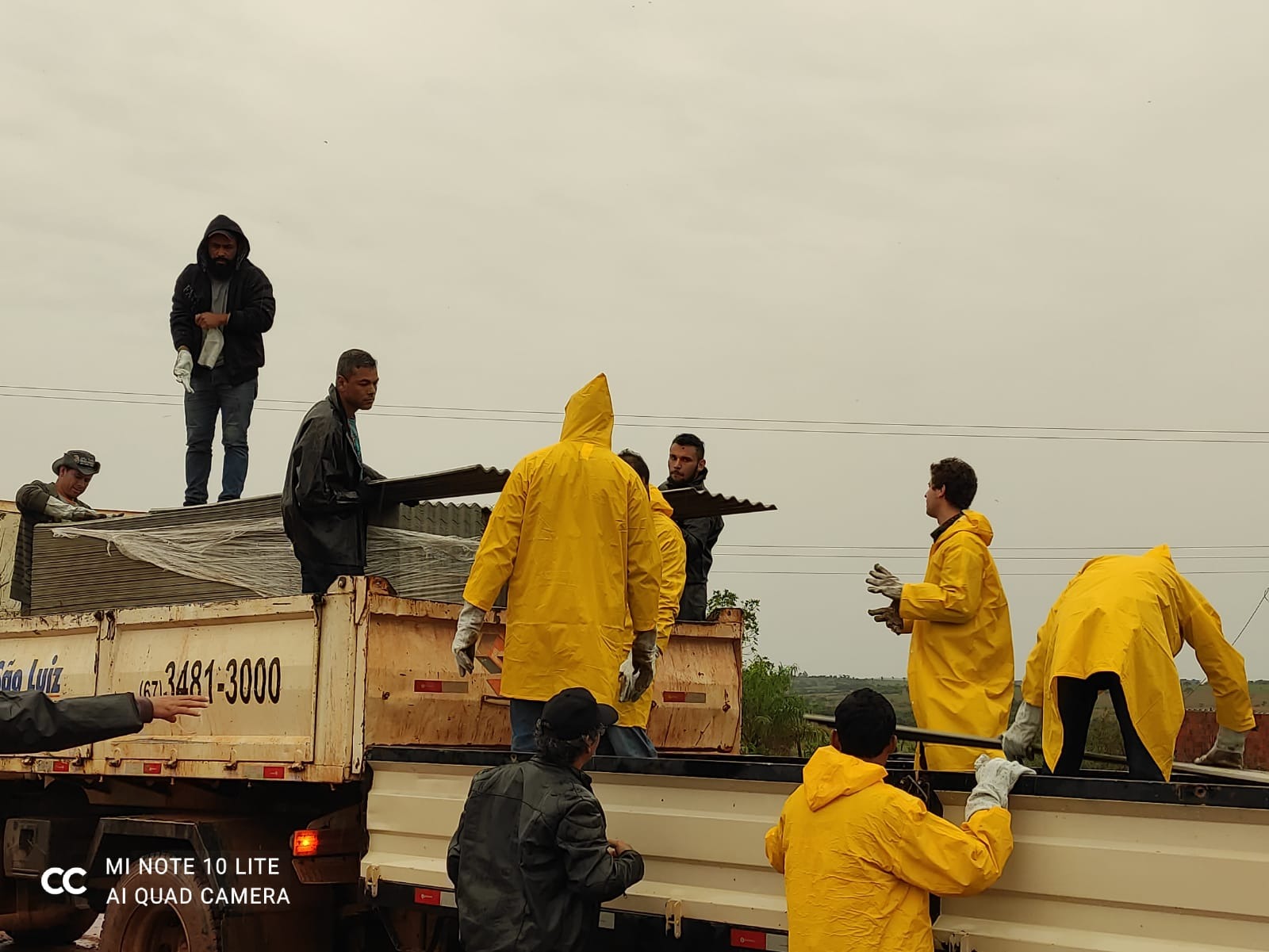 Mutirão se deslocou até o Assentamento Querência mesmo de baixo de chuva para prestar apoio aos moradores da localidade / Foto: Divulgação
