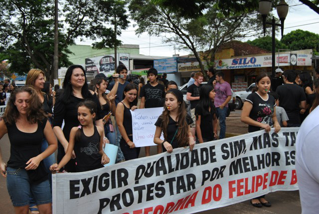 Alunos carregaram faixas em apoio à causa dos professores. Foto: Moreira Produções.